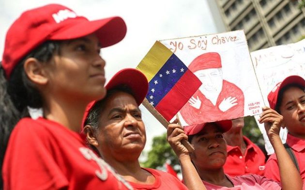 Στα κόκκινα οι οπαδοί του Μαδούρο, στα λευκά του Γκουάιντο, σε μια Βενεζουέλα σε μπλακ άουτ