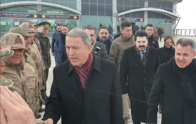 Ο Χουλουσί Ακάρ μετά τη «φούσκα» της «Γαλάζιας Πατρίδας» ανήγγειλε εισβολή στη βόρεια Συρία