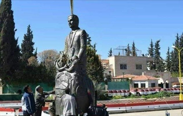 Διαδήλωση στη Νταράα της Συρίας για την επανατοποθέτηση αγάλματος του Χάφεζ Αλ Άσαντ