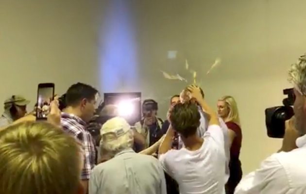 Αυστραλία: Γερουσιαστής χαστούκισε νεαρό που του έσπασε αυγό στο κεφάλι (βίντεο)