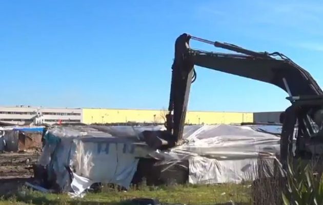 Μπουλντόζες ισοπέδωσαν παραγκούπολη μεταναστών στην Καλαβρία