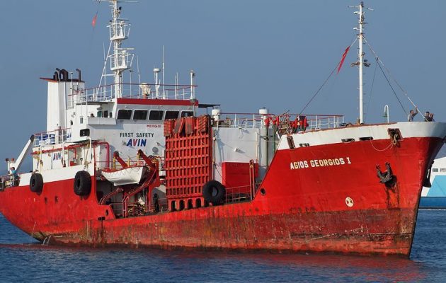 Δεξαμενόπλοιο προσάραξε ανοιχτά της Άνδρου