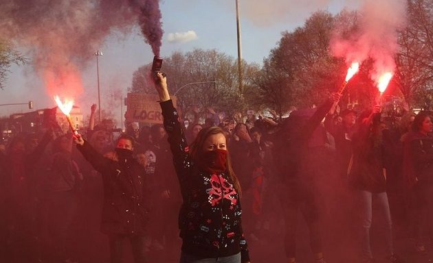 Χιλιάδες άτομα διαδήλωσαν σε Μαδρίτη, Βαρκελώνη και Παρίσι για τα δικαιώματα των γυναικών