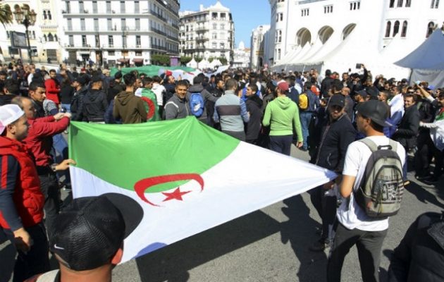 Πολιτική κρίση στην Αλγερία – Χιλιάδες διαδηλωτές ζητούν παραίτηση του προέδρου