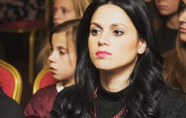 Δημοτική υπάλληλος κατηγορείται ότι ζήτησε «φακελάκι» από ξυλουργό – «Είναι ο πρώην μου» λέει (βίντεο)