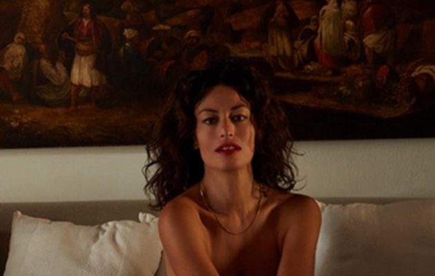 Η Δωροθέα Μερκούρη ολόγυμνη στον καναπέ της (φωτο)