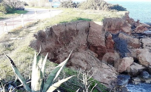 Παραλιακός δρόμος της Πάρου έπεσε στη θάλασσα (βίντεο)