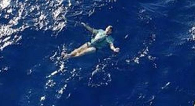 30χρονος Γερμανός επιβίωσε στον ωκεανό χάρη στο τζιν παντελόνι του (βίντεο)