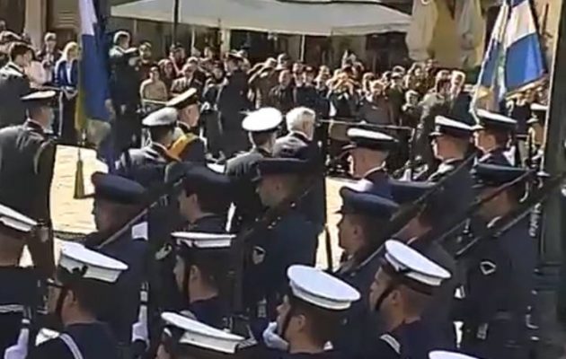 Άνδρας προσπάθησε να σπάσει τον αστυνομικό κλοιό και να επιτεθεί στον Παυλόπουλο (βίντεο)