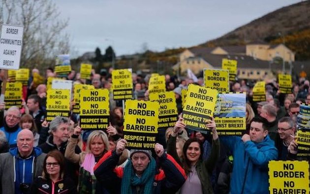 300 πολίτες διαδήλωσαν στα σύνορα της Ιρλανδίας με τη Βόρεια Ιρλανδία κατά του Brexit
