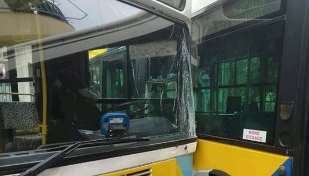 11 τραυματίες από σύγκρουση λεωφορείων στο Αιγάλεω (βίντεο)
