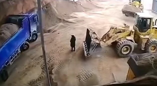 Οδηγός μίλαγε στο κινητό και έθαψε γυναίκα ζωντανή με τη μπουλντόζα (βίντεο)