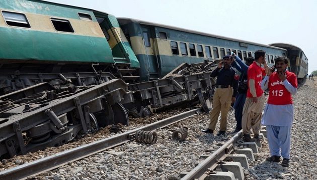 Νεκροί και τραυματίες από έκρηξη βόμβας σε τρένο στο Πακιστάν (βίντεο)