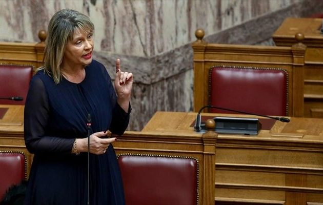 Η Παπακώστα κατηγόρησε τον Μητσοτάκη ότι η στάση του αποβαίνει εις βάρος της ασφάλειας της χώρας