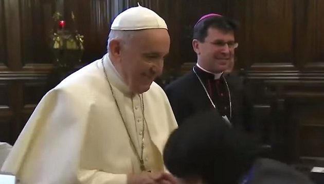 Γιατί ο Πάπας Φραγκίσκος δεν ήθελε να του φιλήσουν το χέρι οι πιστοί