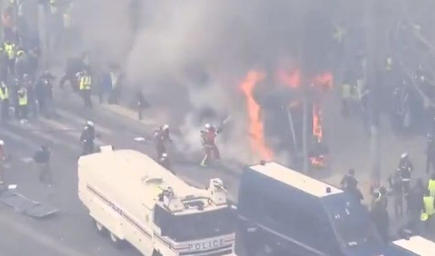 Πεδίο μάχης το Παρίσι με «Κίτρινα Γιλέκα», Αστυνομία και μπαχαλάκηδες