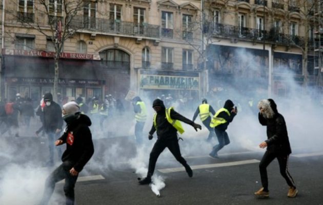 Γαλλία: Στους δρόμους 40.000 «κίτρινα γιλέκα» – Επεισόδια και 233 συλλήψεις