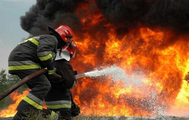 Τραγωδία στη Θεσσαλονίκη: Πυροσβέστης πέθανε την ώρα που προσπαθούσε να σβήσει τη φωτιά (φωτο)