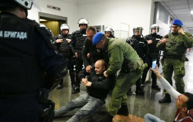 Διαδηλωτές κατέλαβαν τη σερβική τηλεόραση – Επενέβη η Αστυνομία