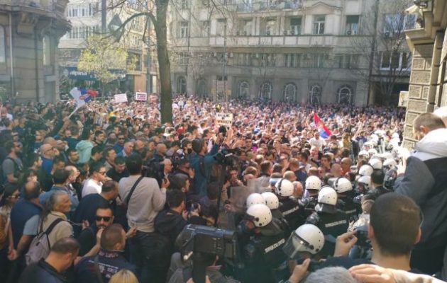 Διαδηλωτές «πολιορκούν» τον Βούτσιτς στο Προεδρικό κι εκείνος παίζει σκάκι (φωτο)