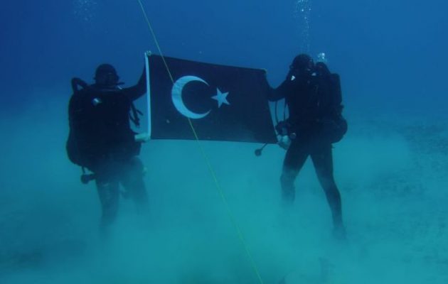 Τούρκοι δύτες στον βυθό του Κόλπου της Σούδας με την τουρκική σημαία