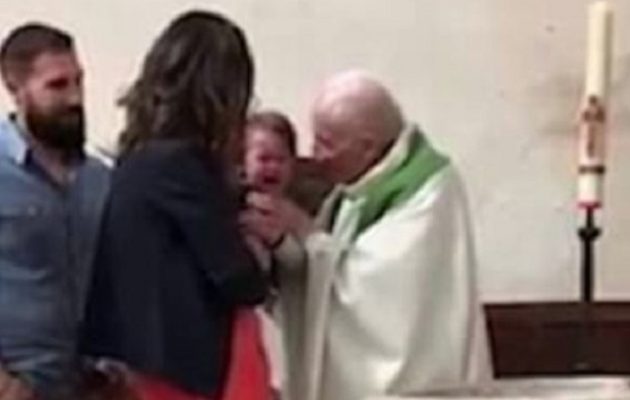 Απίστευτο: Ιερέας χαστουκίζει μωρό επειδή κλαίει στη βάπτιση (βίντεο)