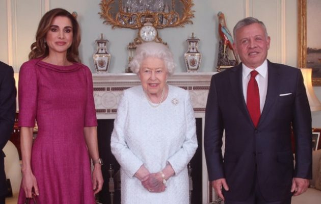 Tι συμβαίνει με τη βασίλισσα Ελισάβετ; Η εμφάνισή της που προκαλεί μυστήριο (βίντεο)