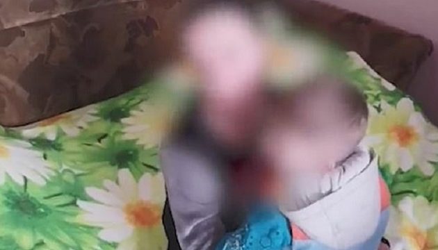 Φρίκη: 26χρονη μάνα βίαζε τον 4χρονο γιο της και πουλούσε τα βίντεο σε παιδεραστές