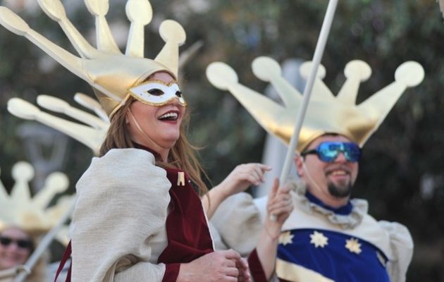 Πάτρα: Υπερθέαμα από τα εντυπωσιακά άρματα και τους 40.000 καρναβαλιστές