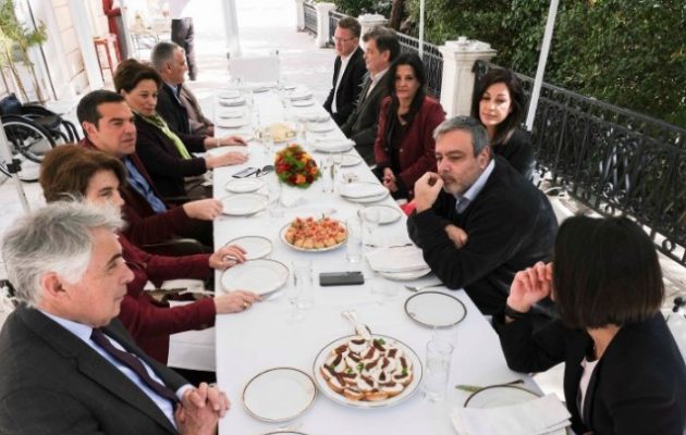 Γεύμα με τους νέους υποψήφιους ευρωβουλευτές στο Μαξίμου για τον Αλέξη Τσίπρα