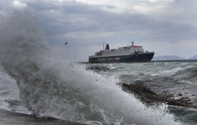 Κανονικά τα δρομολόγια πλοίων από Πειραιά και Λαύριο – Πού παραμένουν δεμένα τα πλοία