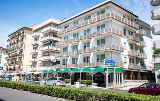 Πορνοστάρ σκοτώθηκε πέφτοντας από τον 4ο όροφο ξενοδοχείου στο Μεξικό (φωτο)