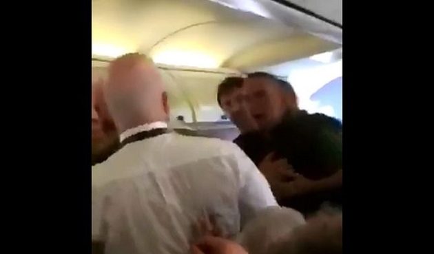Ξύλο και μπουνιές μέσα σε αεροπλάνο για μια γυναίκα (βίντεο)