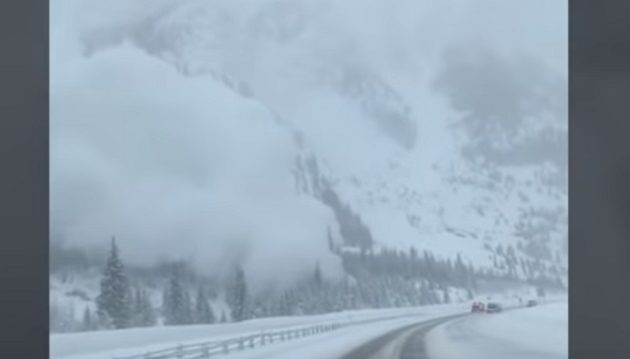 Χιονοστιβάδα «καταπίνει» αυτοκίνητα στο Κολοράντο (βίντεο)