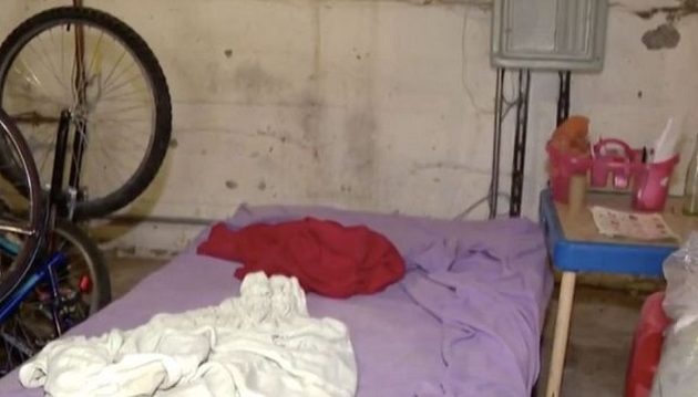 Φρίκη: Παρανοϊκοί γονείς κλείδωσαν την 10χρονη κόρη τους σε υπόγειο και την τάιζαν αίμα