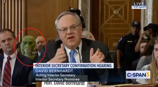 Τι έκανε ένα τέρας πίσω από τον Αμερικανό υπουργό Εσωτερικών (βίντεο)