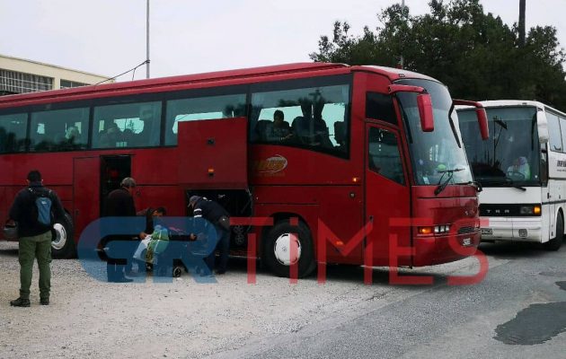 Αποχωρούν μαζικά πρόσφυγες και μετανάστες από τα Διαβατά