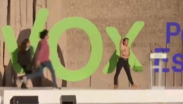 Γυμνόστηθες ακτιβίστριες διέκοψαν προεκλογική συγκέντρωση του ακροδεξιού ισπανικού Vox (βίντεο)