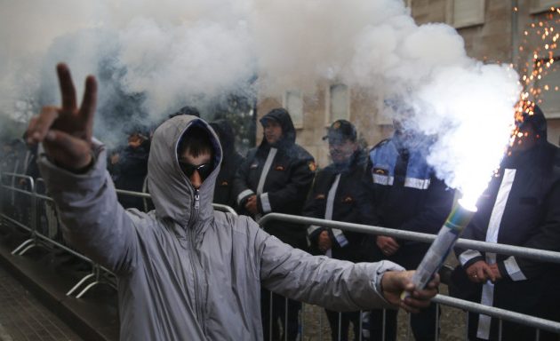 «Μάχες» στην Αλβανία: Επεισόδια στα Τίρανα από διαδηλωτές κατά του Ράμα (βίντεο)