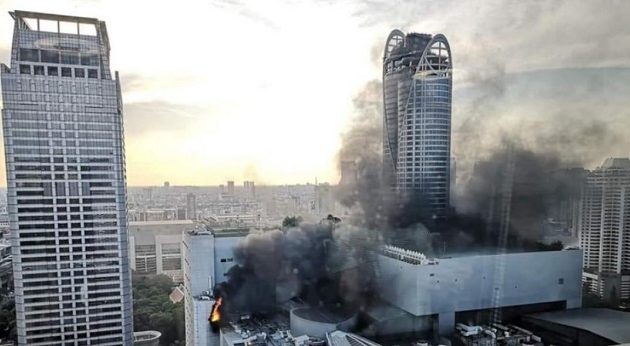 Φωτιά σε ουρανοξύστη 57 ορόφων – Άνθρωποι πηδούν για να γλιτώσουν (βίντεο)