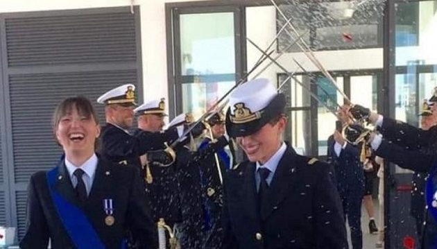 Σε ποια χώρα έγινε ο πρώτος γάμος γυναικών αξιωματικών στο Πολεμικό Ναυτικό