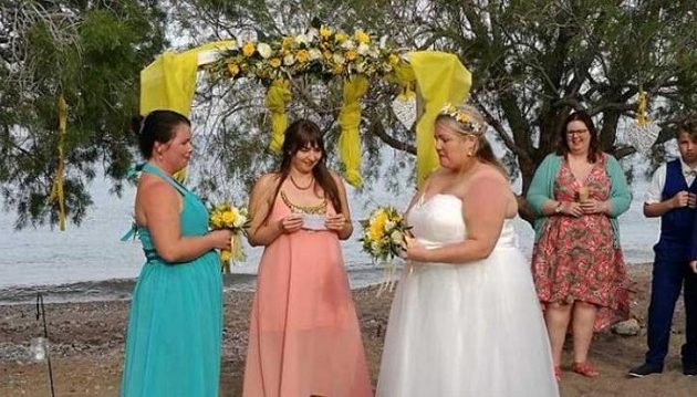 Δύο γυναίκες παντρεύτηκαν μεταξύ τους σε παραλία στην Κρήτη