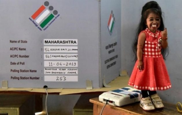 Η πιο μικροσκοπική γυναίκα του κόσμου ψήφισε στις βουλευτικές εκλογές στην Ινδία