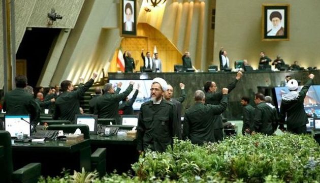 Ιρανοί βουλευτές εισήλθαν στην ιρανική Βουλή φορώντας στολές των «Φρουρών»