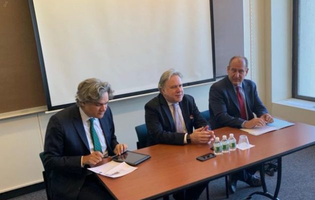 Όταν 3 την πέφτουν στον Μητσοτάκη είναι «χρυσαυγίτες» – Όταν 4 πάνε στον Κατρούγκαλο είναι «πατριωτική ομογένεια»