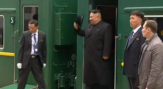 Οι συνοδοί του Κιμ Γιονγκ Ουν γυάλισαν τις χειρολαβές για να κατέβει από το τρένο (βίντεο)