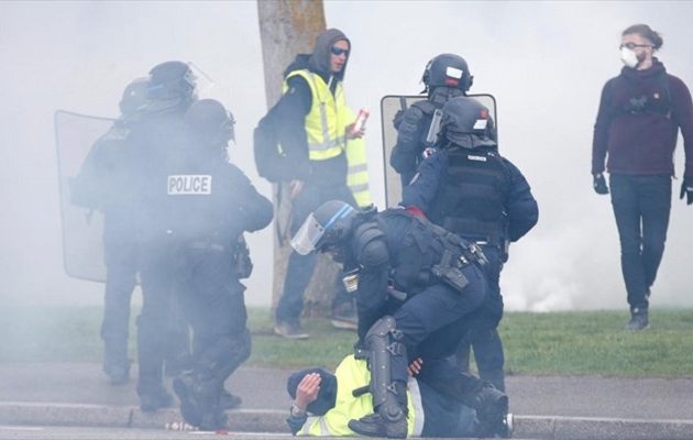 Στους δρόμους ξανά τα «κίτρινα γιλέκα» ενάντια στις αοριστίες του Μακρόν