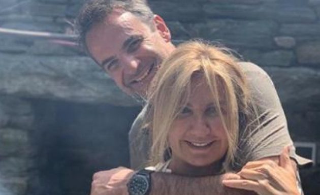 Ο Κυριάκος και η Μαρέβα ποζάρουν χαμογελαστοί δίπλα από τον…. (φωτο)