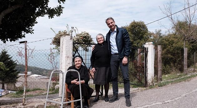 Ο διάλογος Μητσοτάκη με γιαγιάδες στην Αιτωλοακαρνανία- Τι του ζήτησαν