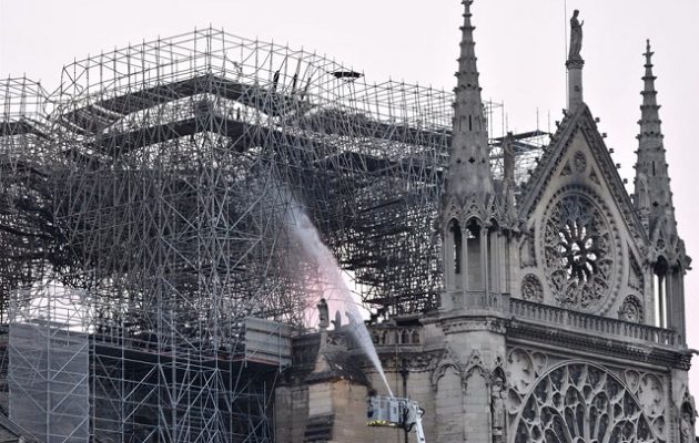 Ανοίγει ξανά τις πύλες της η Παναγία των Παρισίων μετά την καταστροφική φωτιά